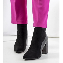 Schwarze Stiefel auf dem Leonar-Pfosten 1