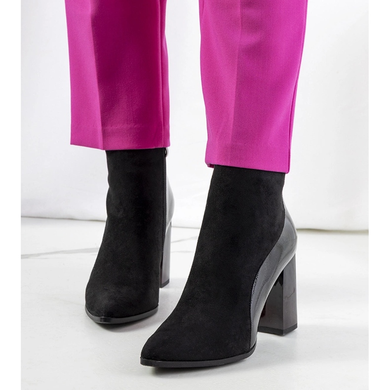 Schwarze Stiefel auf dem Leonar-Pfosten 1