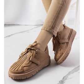 Beige Turnschuhe mit Klettpates 1