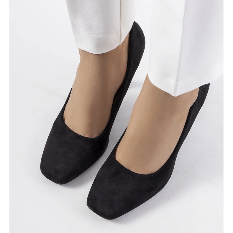 Schwarze Pumps auf einem Coxi-Stiletto-Absatz 1