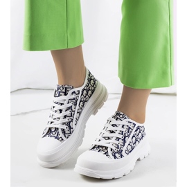 Weiße Turnschuhe auf der Valida-Plattform 1