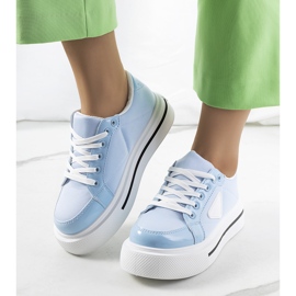 Blaue Turnschuhe mit dicker Scrabster-Sohle 1