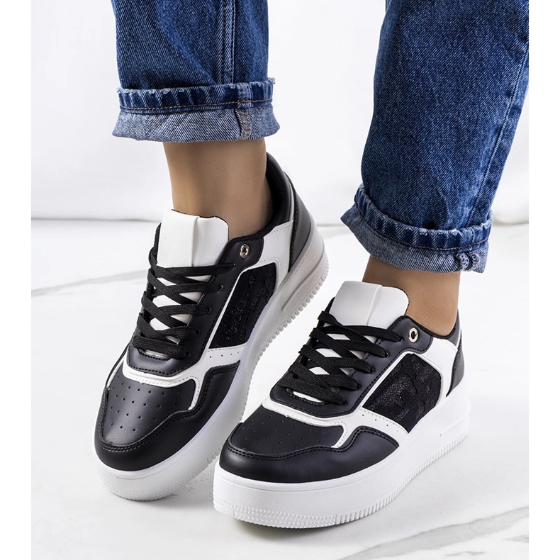 Schwarze Turnschuhe auf der Coronel-Plattform 1