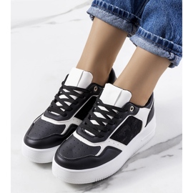 Schwarze Turnschuhe auf der Coronel-Plattform 2