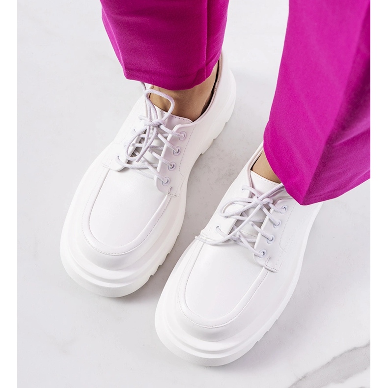 Weiße Oxford-Schuhe von Nunes 1