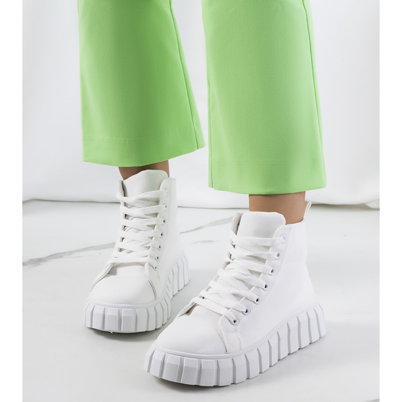 BM Weiße Turnschuhe auf der Horizo-Plattform 1