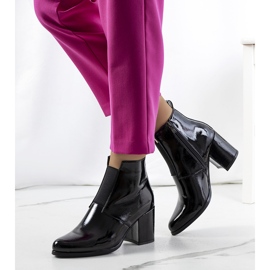 Schwarzes Lackleder von Norwich 1