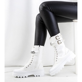 Weiße Turnschuhe mit Taus-Kette 1