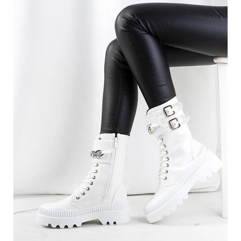 Weiße Turnschuhe mit Taus-Kette 1