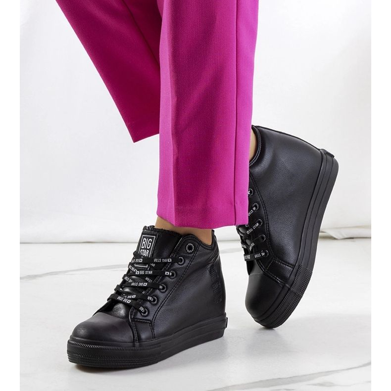 Schwarze Sneaker auf dem Big Star EE274127 Wedge 1