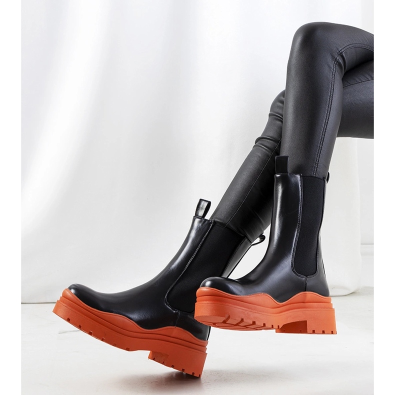 Schwarze Stiefeletten mit orangefarbener Nester-Sohle 1