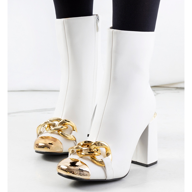 Weiße Stiefel auf dem Engi-Pfosten 1