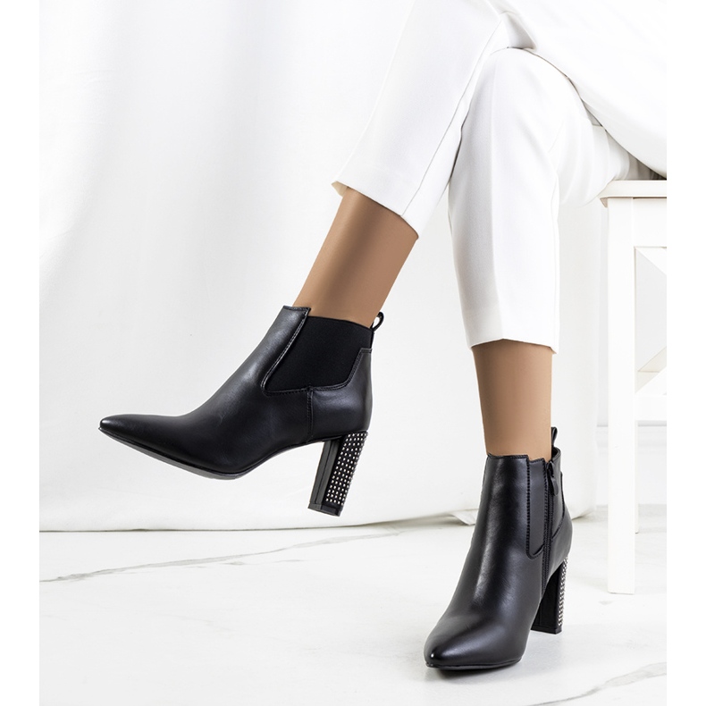 BM Schwarze Stiefeletten auf dem Rochdale-Pfosten 1