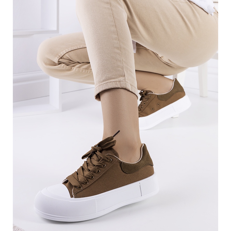 Grüne Turnschuhe auf der Kilkenny-Plattform 1