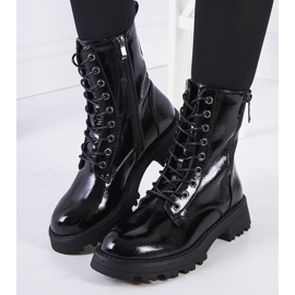 Trapper aus schwarzem Worcester-Kunstleder 1