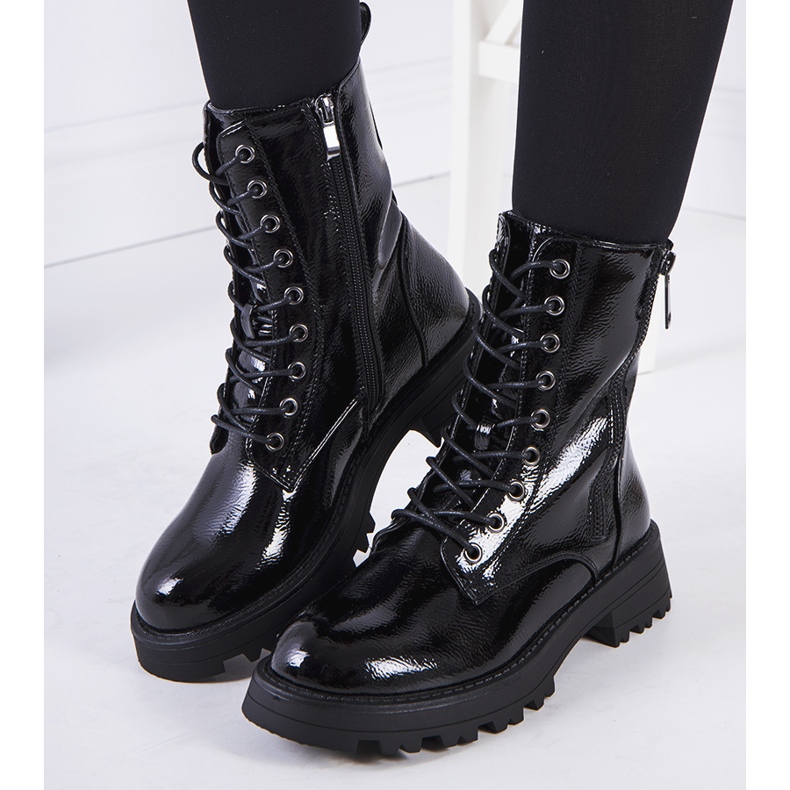 Trapper aus schwarzem Worcester-Kunstleder 1