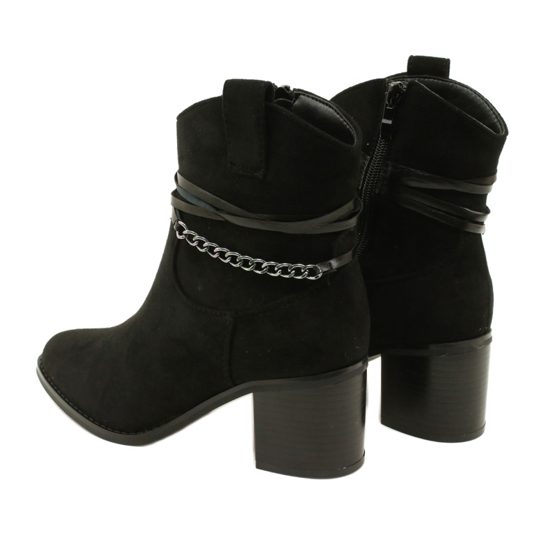 M.Daszyński Frauen Wildlederstiefel mit schwarzer Kette isoliert 4