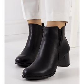 Schwarze Stiefel auf dem Bettlerposten 1