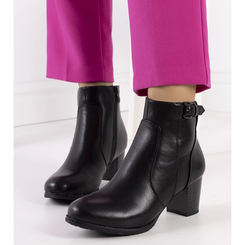 Schwarze Stiefel auf niedrigem Pfosten aus Bogota 1