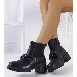 Schwarze Stiefeletten mit Bilka-Kette 1