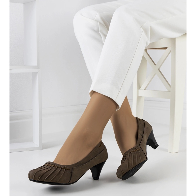 Braune geraffte Pumps von Santro 1