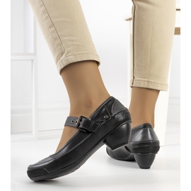 Schwarze Pumps, die mit einem Via-Riemen befestigt werden 1