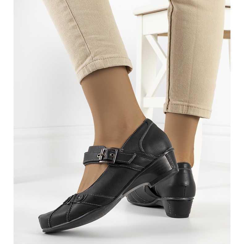 Schwarze Pumps mit Gomez-Gürtel 2