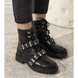 Schwarze Stiefel mit dekorativem Ramsey Zirkonia 1