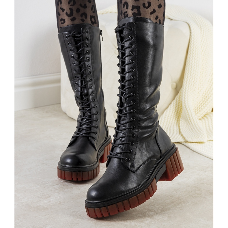 Schwarze Abril-Trapper 1