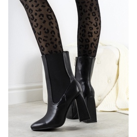 Schwarze Stiefel von einem stabilen Viridia-Posten 1