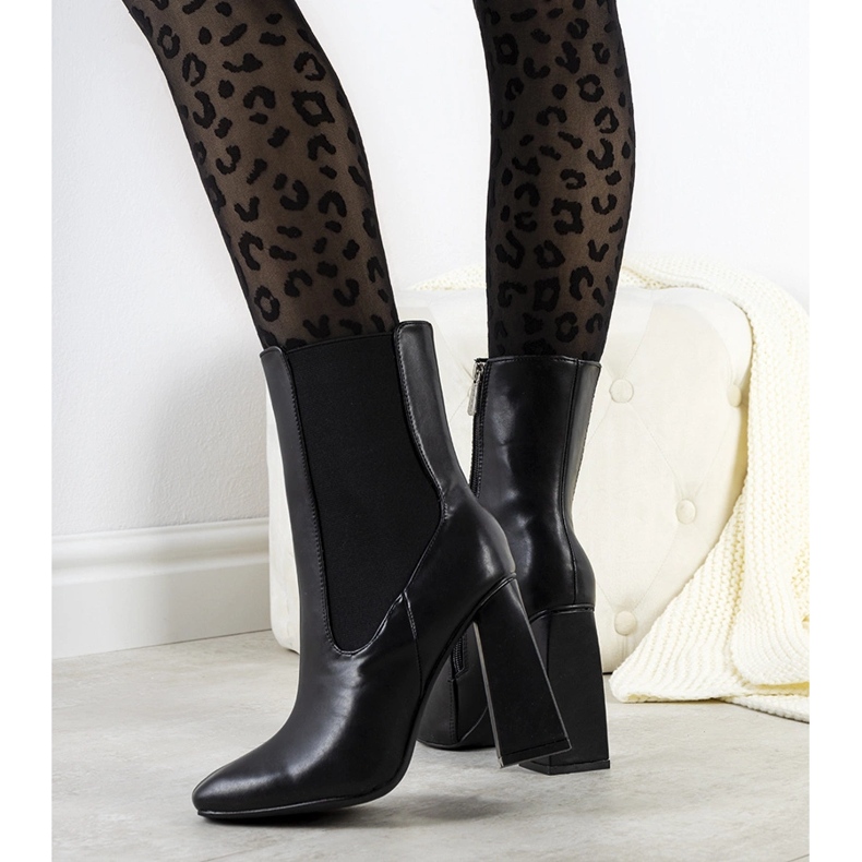 Schwarze Stiefel von einem stabilen Viridia-Posten 1