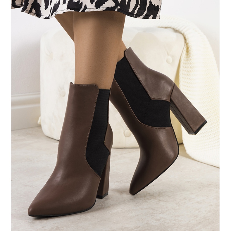 Braune Chelsea-Stiefel auf dem Hamilt-Pfosten 1