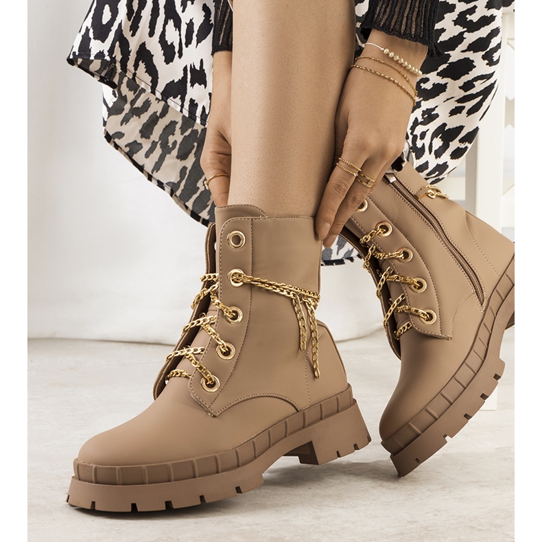 Braune Wanderschuhe mit Alcin-Kette 1