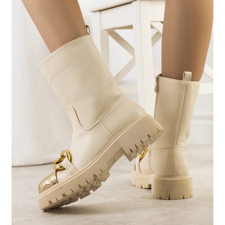 Beige Stiefel mit Morro-Kette 1
