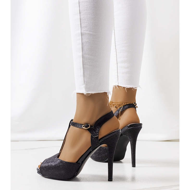 BM Schwarze Sandalen auf einem Soler-Absatz 1