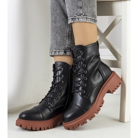 Schwarze Stiefel auf einer braunen Rukit-Sohle 1