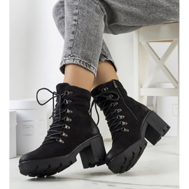 PA1 Schwarze Stiefel auf dem Langesko-Posten 1