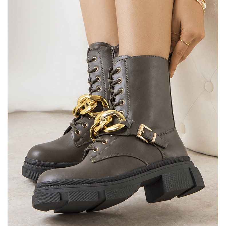 Grüne Wanderschuhe mit Iversen-Kette 1