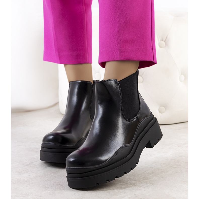 PA1 Schwarze Stiefel auf der Gaffney-Plattform 1