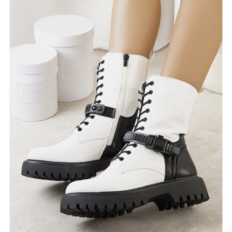 Livenzas weiße Taschen schwarz 1