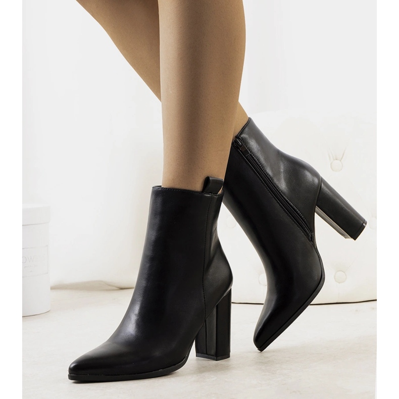 Schwarze Stiefel auf dem Eduar-Posten 1