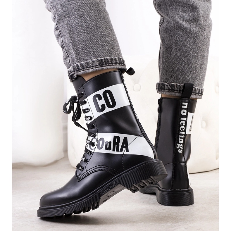 Schwarze Fallensteller, verziert mit Mota-Inschriften 1