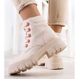 Beige niedrige Stiefel von Ursa 1