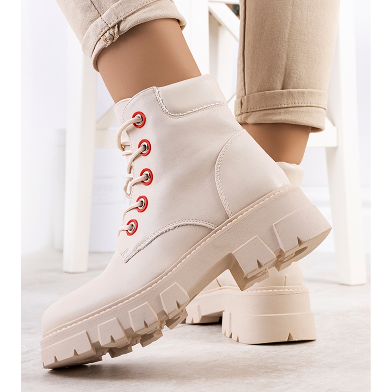 Beige niedrige Stiefel von Ursa 1