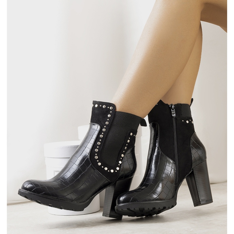 BM Schwarze Stiefel am Marconi-Pfosten 1