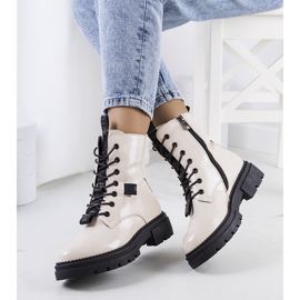 PA1 Beige lackierte Stiefel von Casies 1