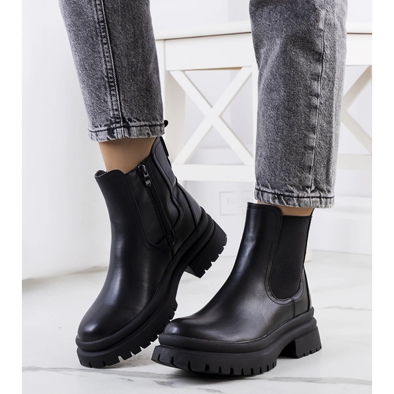 Schwarze Stiefeletten auf Alains Plattform 1