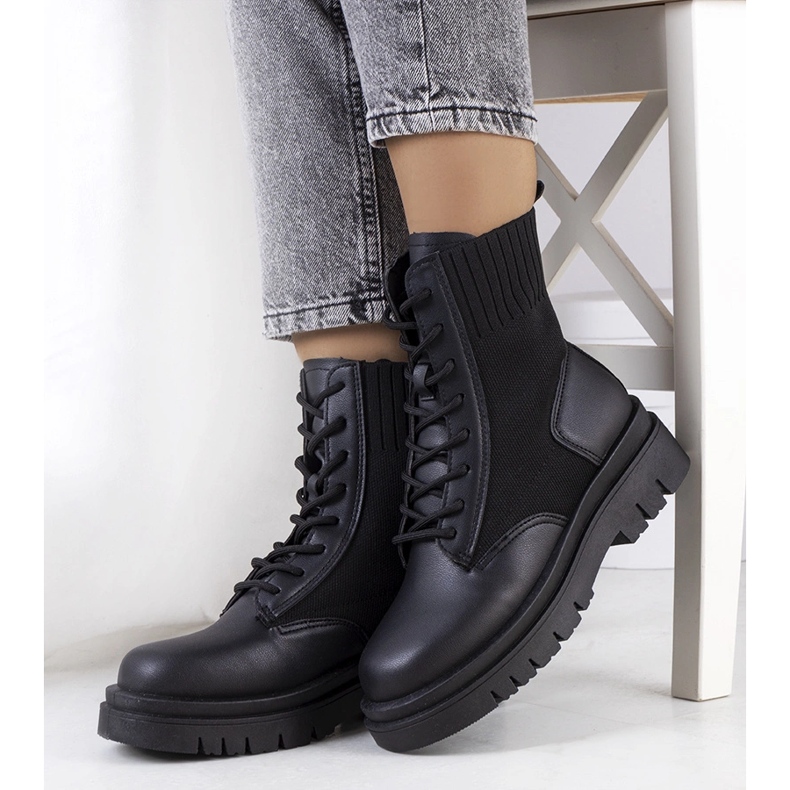 Schwarze Lennon-Trapper 1