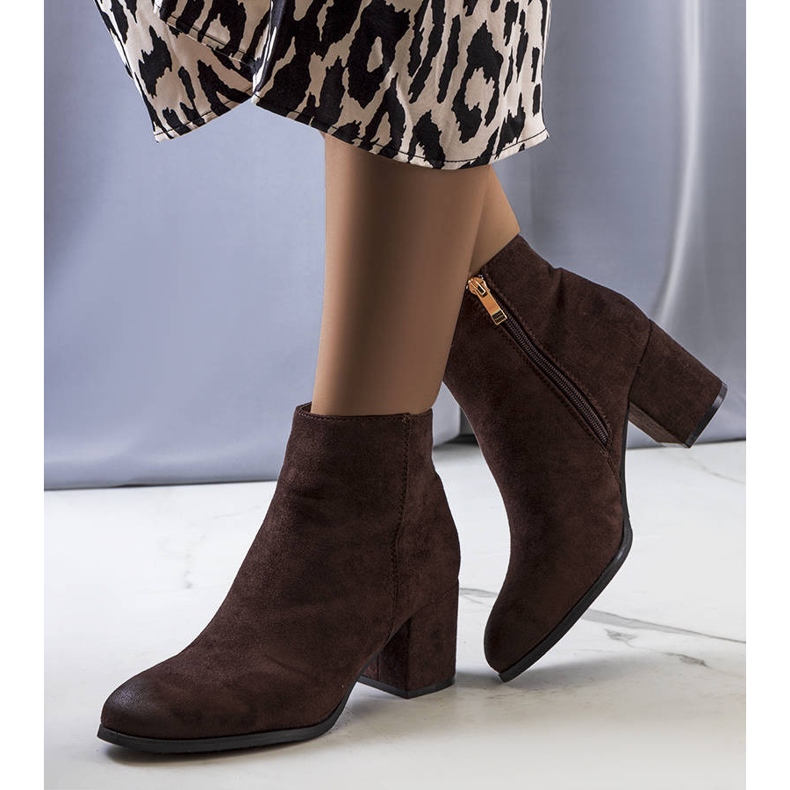 BM Braune Stiefeletten am Silas-Pfosten 1