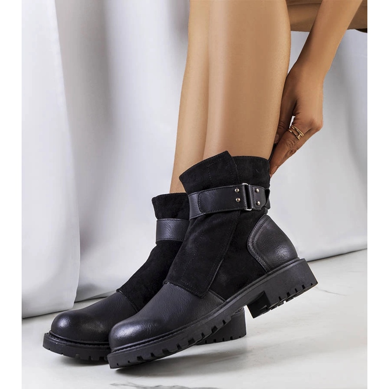 Schwarze Stiefel mit Gürtel von Kevin 1